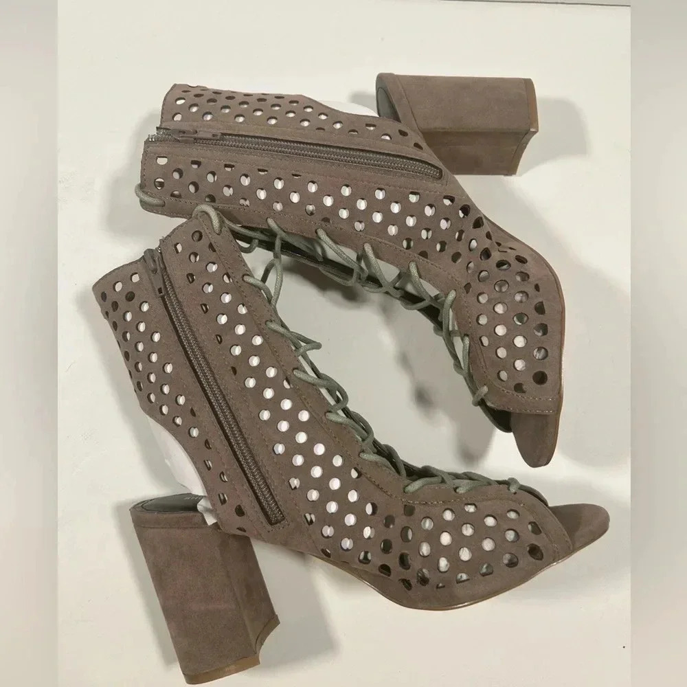 NIB!Shoe Shoe Republic LA-Suede Perforated-Lace UpPeep toe heel booties Size 9 - Picture 4 of 14